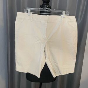 107. Ann Taylor Flat Front Khaki Short, Size 16, EUC
